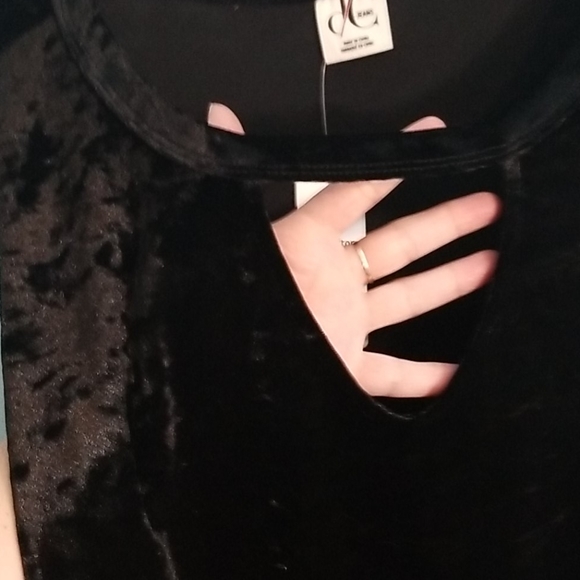 Penningtons black velvet top with cutout 1X NWT - Picture 5 of 10